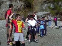 bimbi che tirano pietre.jpg (168007 byte)